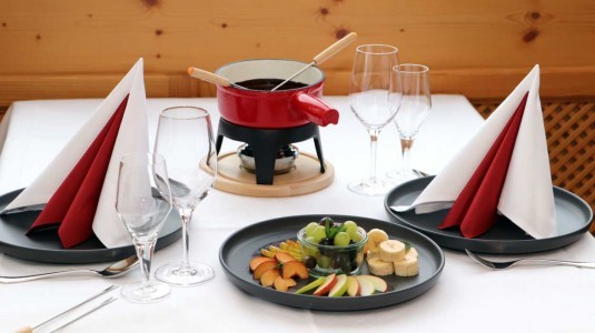 Schokoladen-Fondue Schokoladen-Fondue mit Früchten der Saison